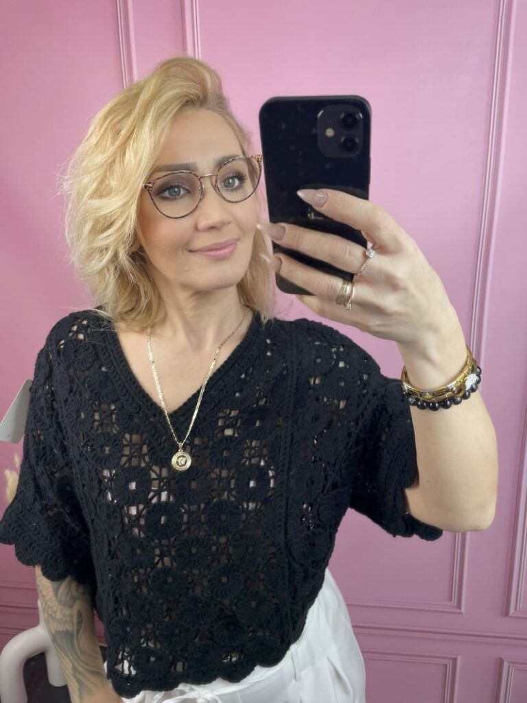 Bluzka Ażurowa z Dekoltem V - Czarna