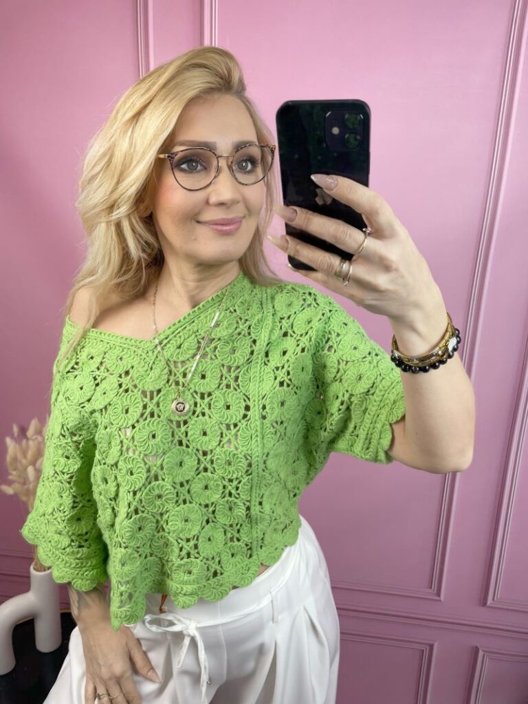 Bluzka Ażurowa z Dekoltem V - Groszkowa Zieleń