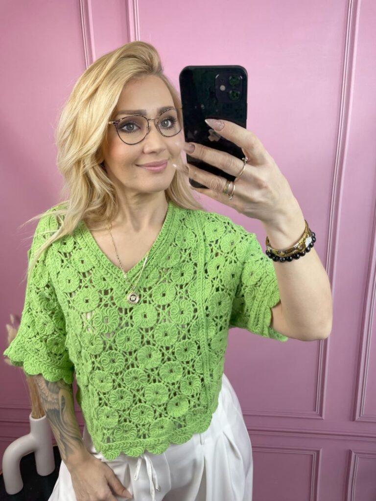 Bluzka Ażurowa z Dekoltem V - Groszkowa Zieleń