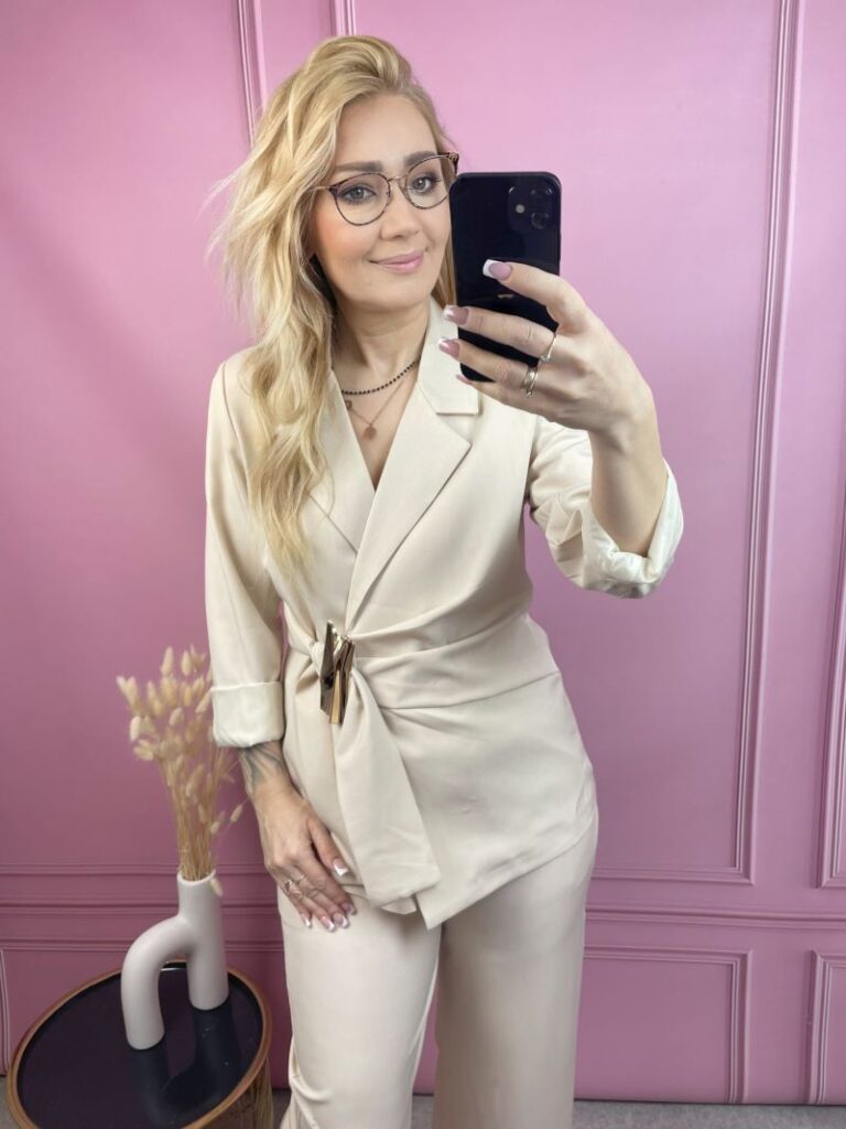 Garnitur Damski ze Złotą Klamrą - Jasny Beż