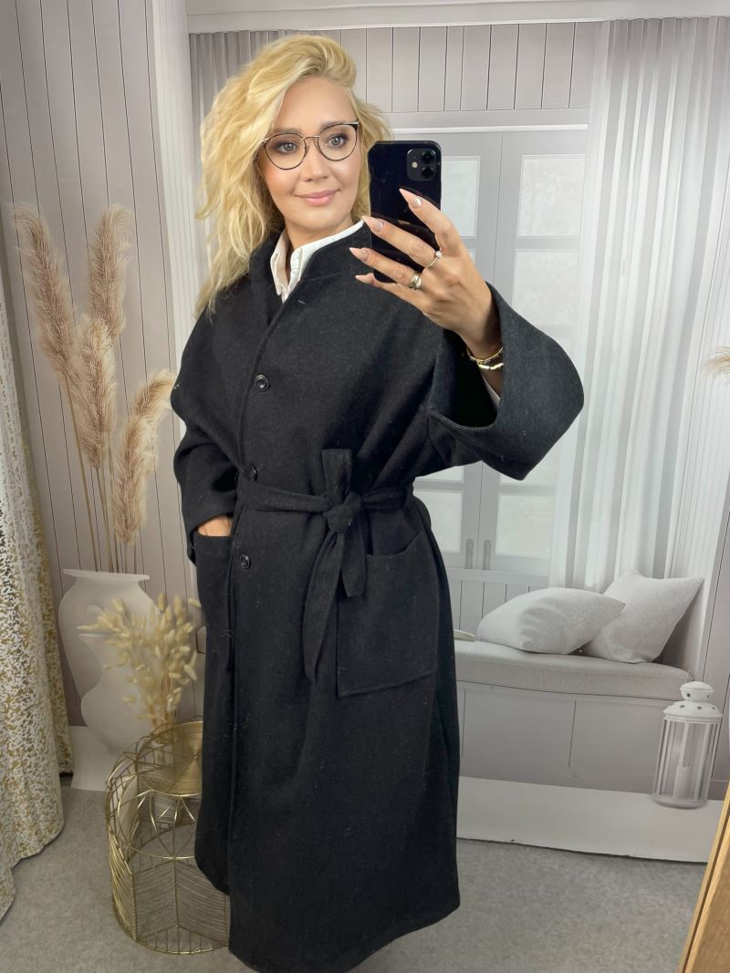 Elegancki Płaszcz Maxi z Guzikami - Czarny Melanż Elegancki Płaszcz Maxi z Guzikami - Czarny Melanż