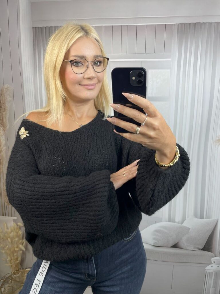 Sweter z Broszką - Czarny Sweter z Broszką - Czarny