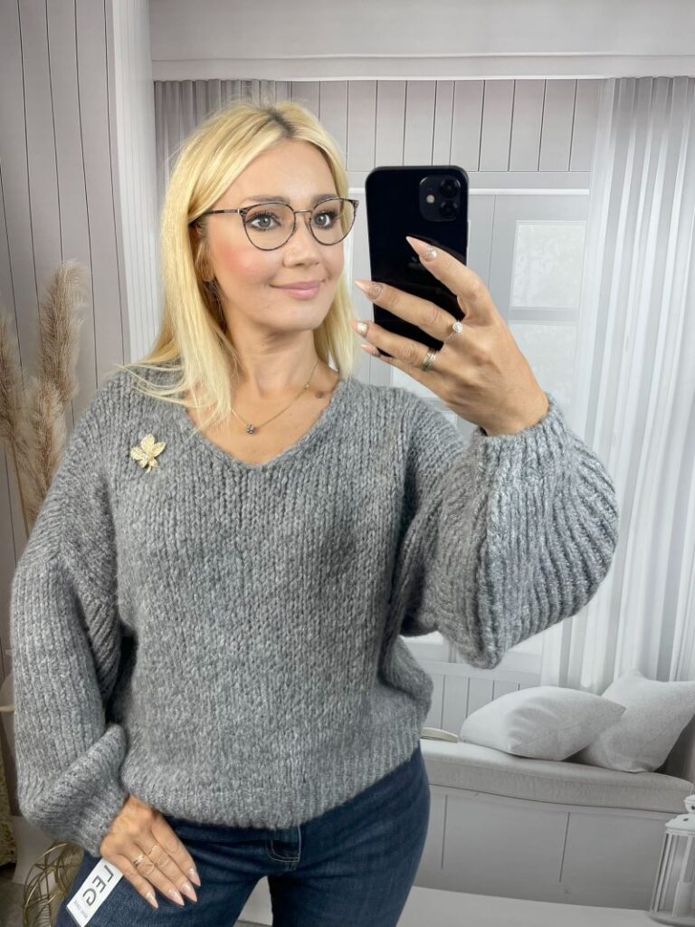 Sweter z Broszką - Szary