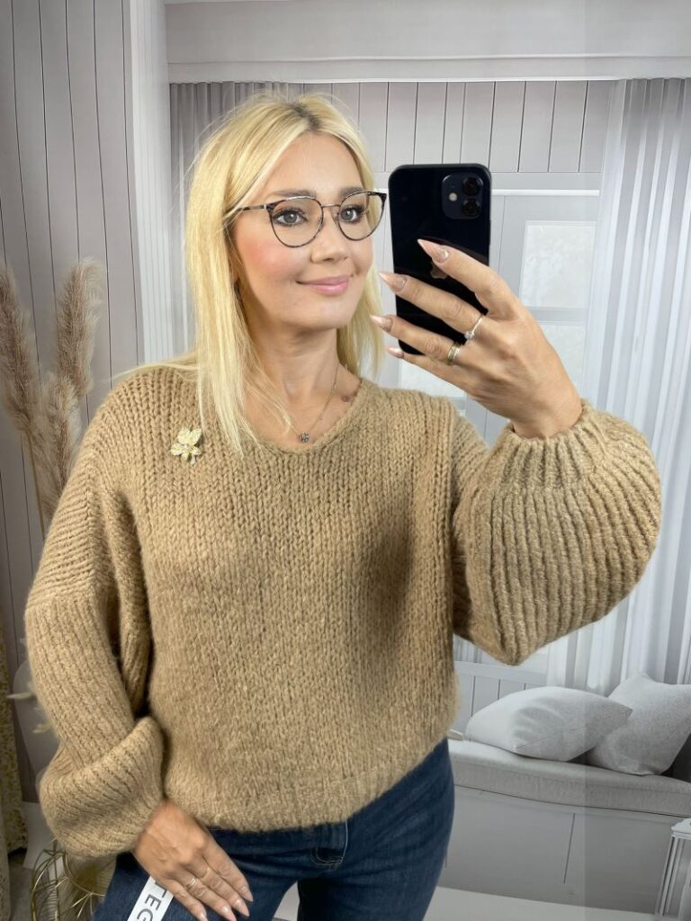 Sweter z Broszką - Karmel