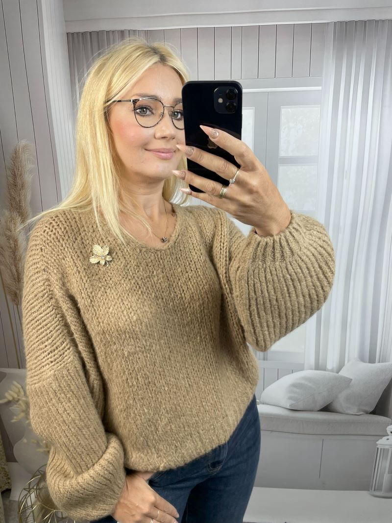 Sweter z Broszką - Karmel Sweter z Broszką - Karmel