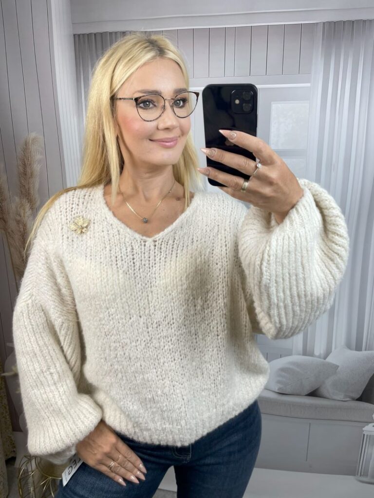 Sweter z Broszką - Kremowy