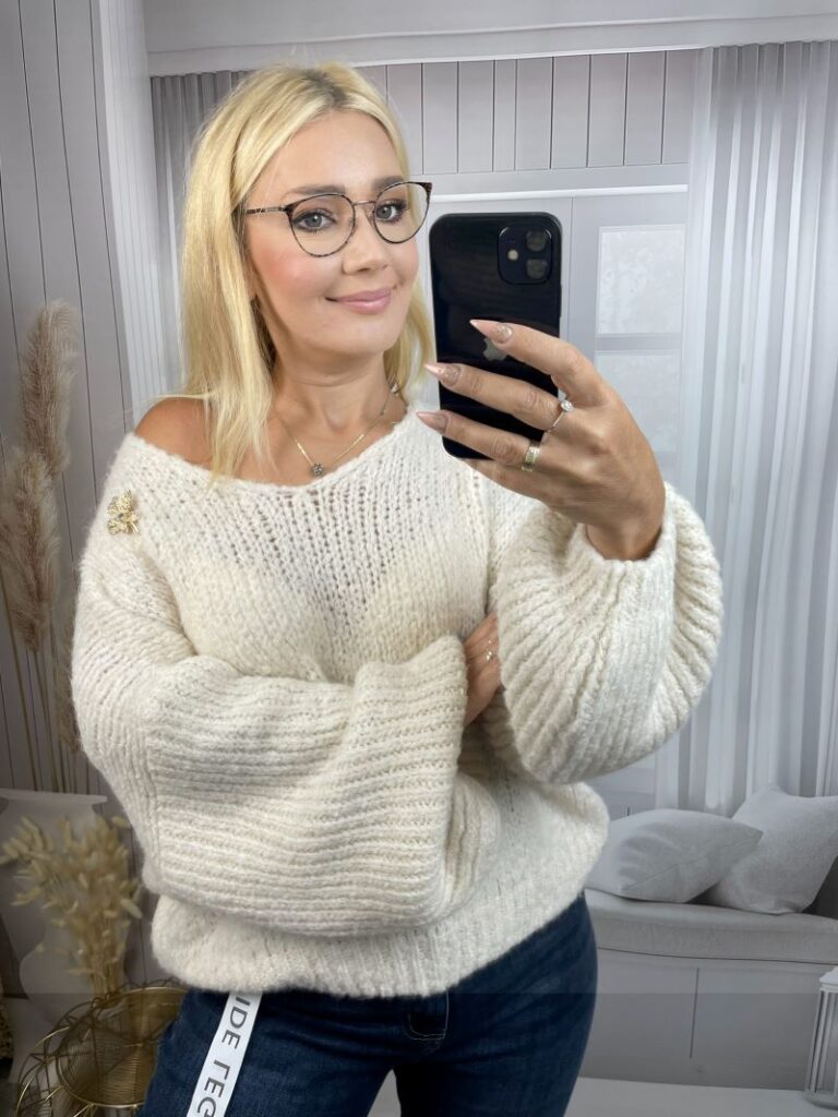 Sweter z Broszką - Kremowy