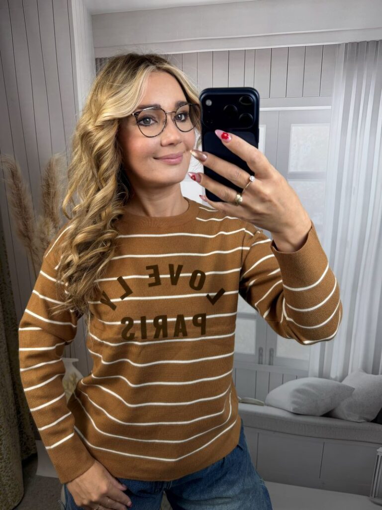 Sweter w Pasy z Napisem - Karmel