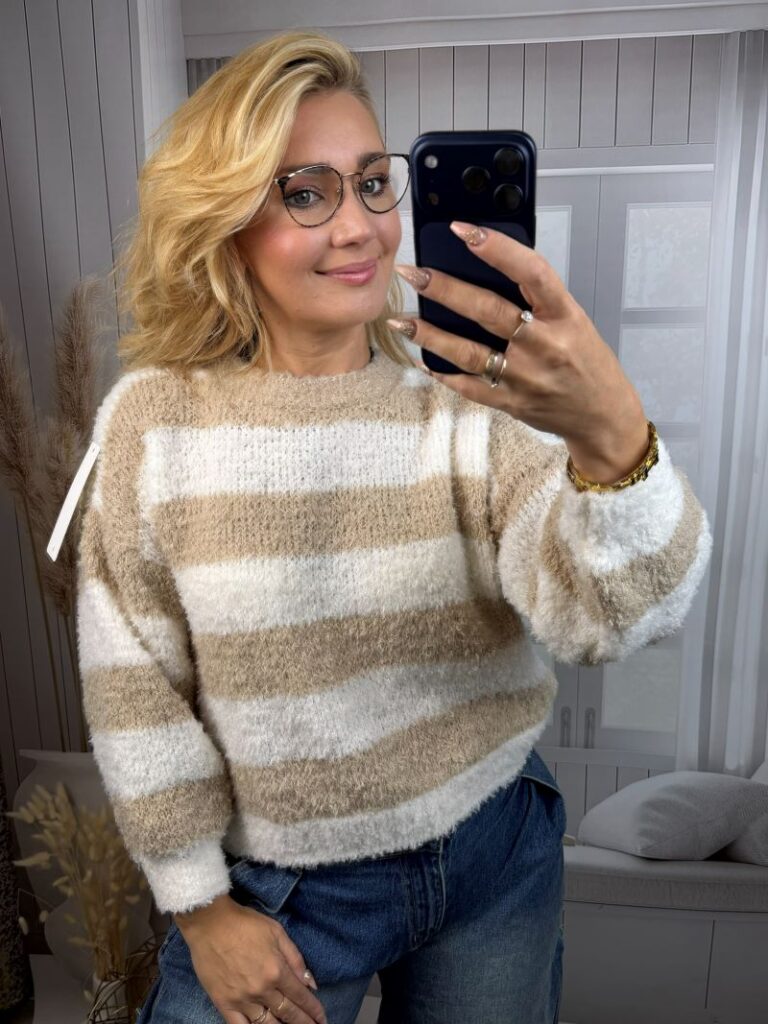 Sweter w Pasy - Jasny Beż Sweter w Pasy - Jasny Beż