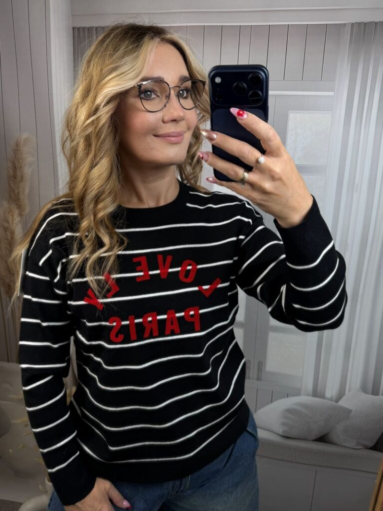 Sweter w Pasy z Napisem - Czarny