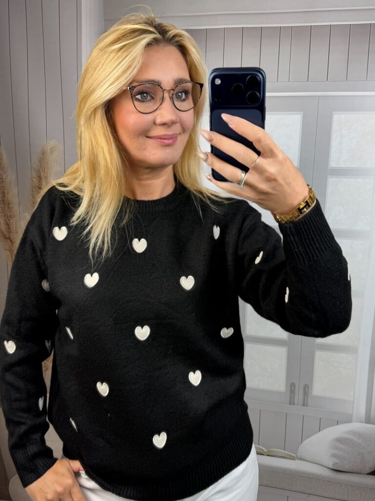 Sweter w Serca - Czarny