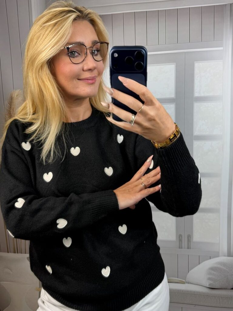 Sweter w Serca - Czarny